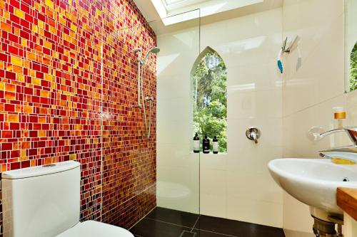un bagno con un water e un lavandino di Blue Gum Church - Artistic Retreat a Beechworth