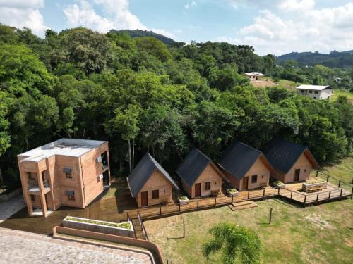 uma vista geral de um grupo de casas com árvores em Villaggio dos Vinhedos em Bento Gonçalves