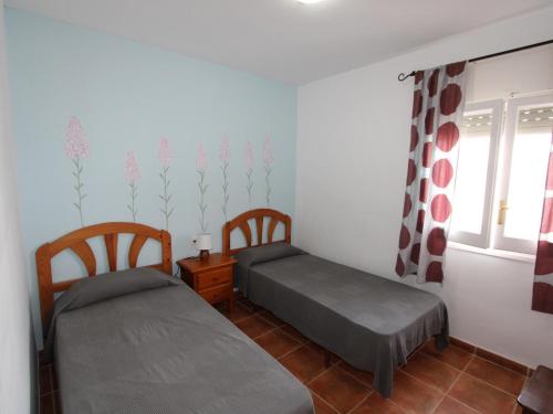 Posteľ alebo postele v izbe v ubytovaní Casa familiar cerca del mar con piscina privada, WiFi, aire acondicionado, admiten mascotas - ES-184-47