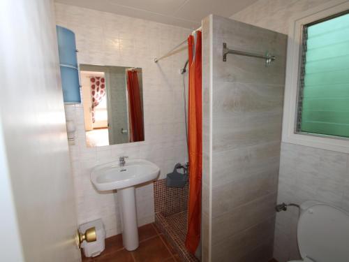 Kúpeľňa v ubytovaní Casa familiar cerca del mar con piscina privada, WiFi, aire acondicionado, admiten mascotas - ES-184-47