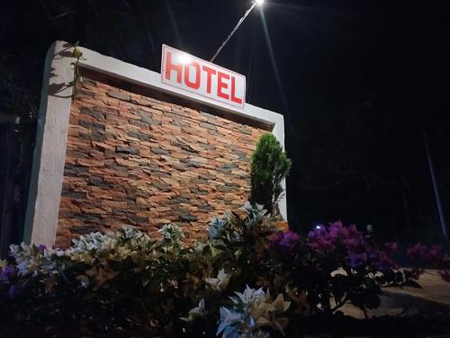 a hotel sign on a brick wall at night at HOTEL VILLA CAMPESTRE AVENTUREROS in San Gil