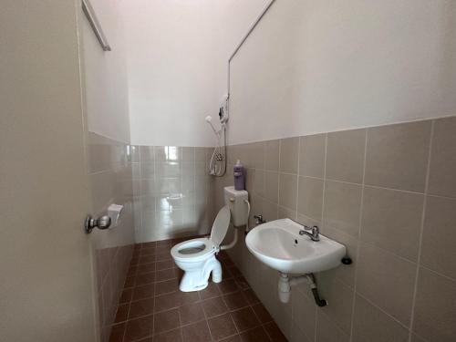 een badkamer met een toilet en een wastafel bij C4A Austin Toppen IKEA Aeon Tebrau in Johor Bahru