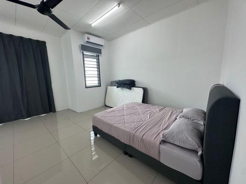 - une chambre avec un lit et une chaise dans l'établissement C4A Austin Toppen IKEA Aeon Tebrau, à Johor Bahru