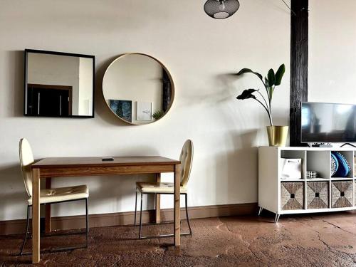 TV a/nebo společenská místnost v ubytování 420 Friendly BOHO Loft Downtown KING suite FREE parking