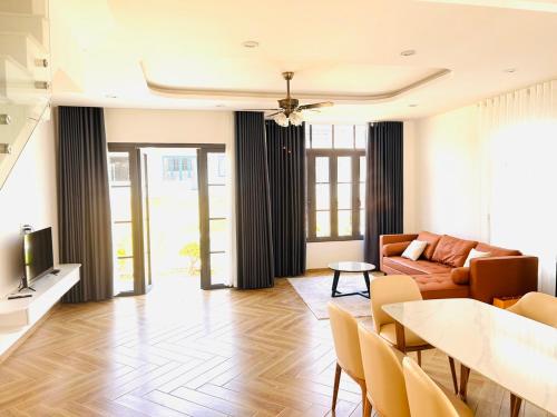 TV a/nebo společenská místnost v ubytování Villa Ngọc Trai Biển tại Novaworld Phan Thiết