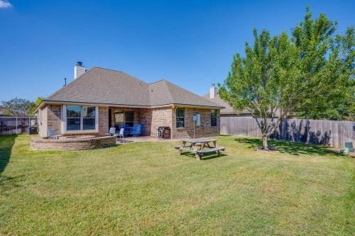 Taman di luar 8min Texas A&M 1 King Beds firepit GriddleGrill
