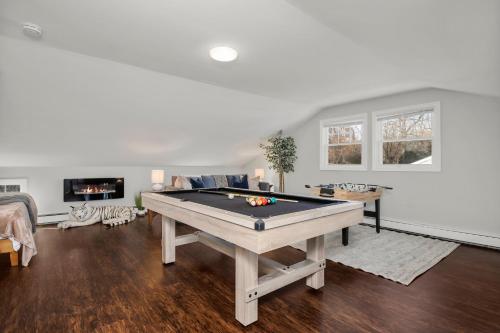 Biliár nebo kulečník v ubytování Waterview house walking distance from Cove Beach-5 mins to downtown-only 40 min to NYC