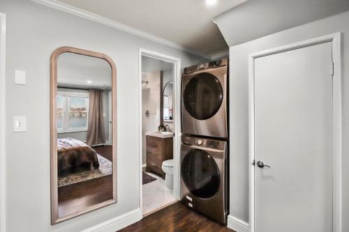 Ένα ή περισσότερα κρεβάτια σε δωμάτιο στο Waterview house walking distance from Cove Beach-5 mins to downtown-only 40 min to NYC