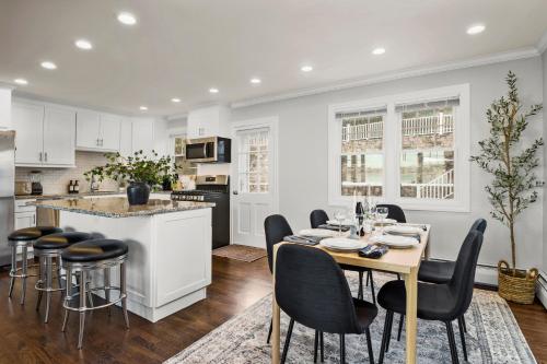 Η κουζίνα ή μικρή κουζίνα στο Waterview house walking distance from Cove Beach-5 mins to downtown-only 40 min to NYC