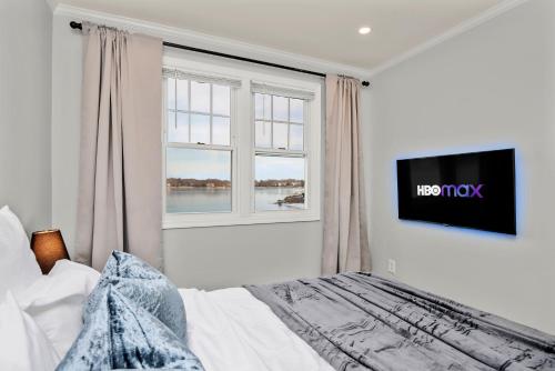 Ένα ή περισσότερα κρεβάτια σε δωμάτιο στο Waterview house walking distance from Cove Beach-5 mins to downtown-only 40 min to NYC