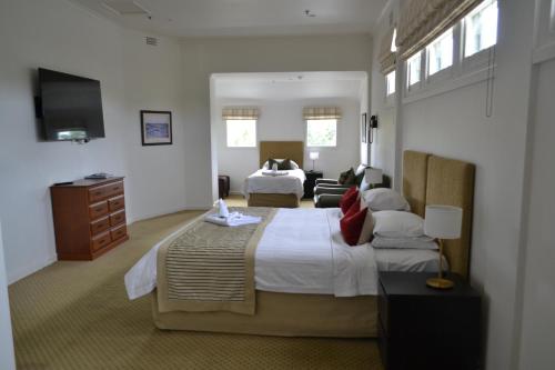 um quarto de hotel com duas camas e uma televisão em The Victoria Golf Club em Melbourne