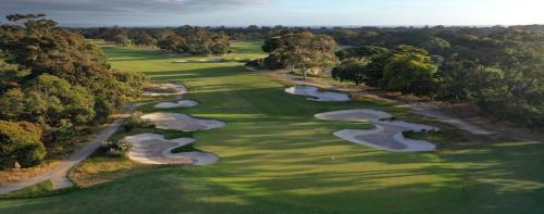 una vista sul mare di un gruppo di campi da golf di The Victoria Golf Club a Melbourne