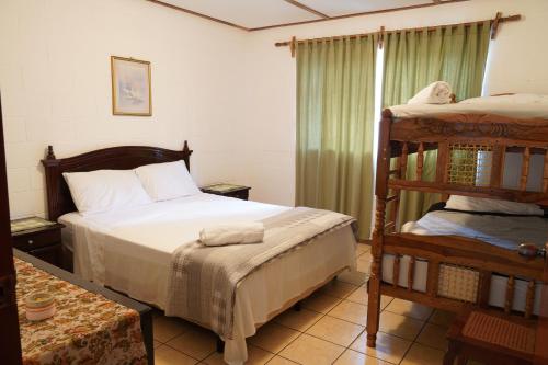 a bedroom with a bed and a bunk bed at El paraíso de Apaneca in Apaneca