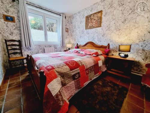Postel nebo postele na pokoji v ubytování Gîte chaleureux en plein cœur de la nature avec terrasse, animaux acceptés, proche Val Joly - FR-1-510-183