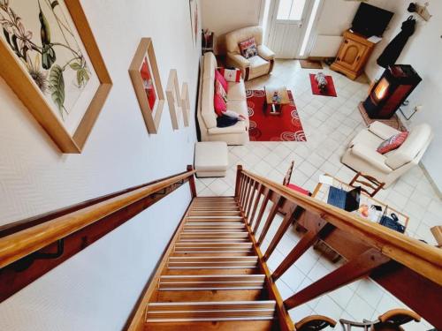 Un escalier mène au salon. dans l'établissement Gîte chaleureux en plein cœur de la nature avec terrasse, animaux acceptés, proche Val Joly - FR-1-510-183, à Eppe-Sauvage