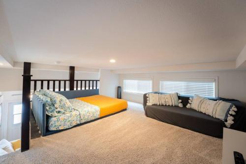 1 dormitorio con 1 cama y 1 sofá en Coastal Tiny House 2 Queen Beds low loft en San Luis Obispo