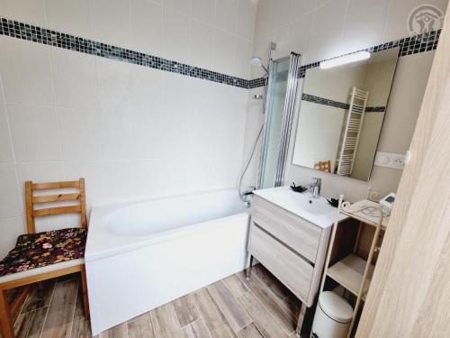 WallersにあるGîte tout confort avec jardin, près de Valenciennes - 5 chambres, équipements bébé, borne électrique - FR-1-510-188の浴槽、洗面台、鏡のあるバスルーム