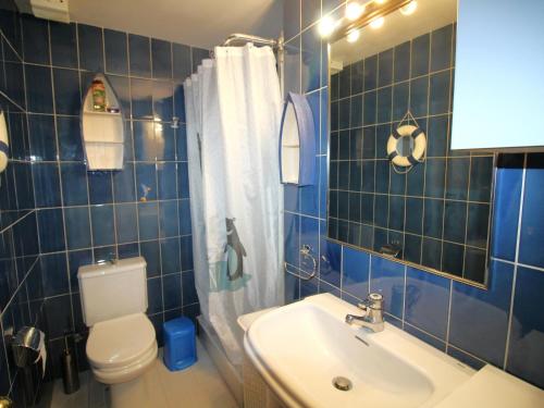 Baño de azulejos azules con aseo y lavamanos en Casa Llançà, 3 dormitorios, 6 personas - ES-228-176, en Llançà