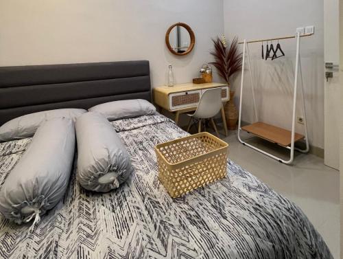 - une chambre avec un lit avec des oreillers et un bureau dans l'établissement Harmoni Guest House 2 Bedroom - Near Kasongan, à Jarakan