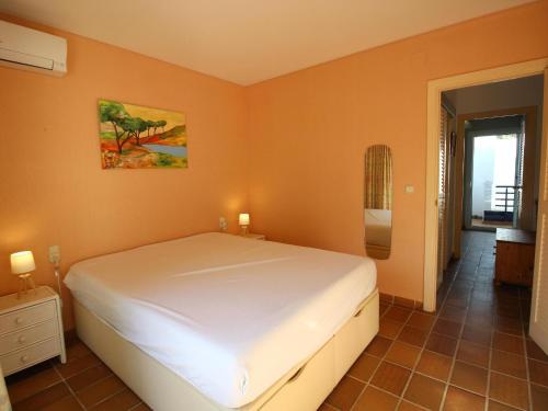 una camera con un grande letto bianco di Casa Llançà, 3 dormitorios, 6 personas - ES-228-176 a Llança