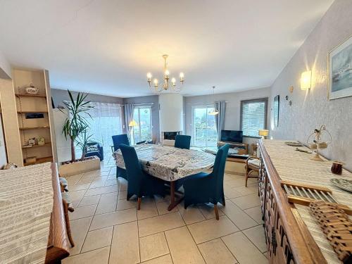 une salle à manger avec une table et des chaises dans l'établissement Maison proche plage, 8 pers, 3 ch, jardin, Wi-Fi, clim - FR-1-361-533, à Saint-Pair-sur-Mer