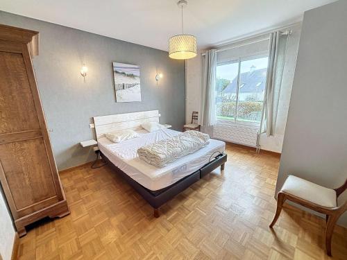 a bedroom with a bed and a large window at Maison proche plage, 8 pers, 3 ch, jardin, Wi-Fi, clim - FR-1-361-533 in Saint-Pair-sur-Mer