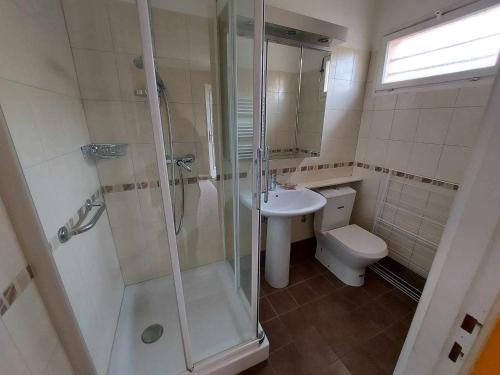 une salle de bain avec une douche, des toilettes et un lavabo dans l'établissement Studio climatisé pour 2 avec parking privé au cœur de Marseillan - FR-1-326-804, à Marseillan