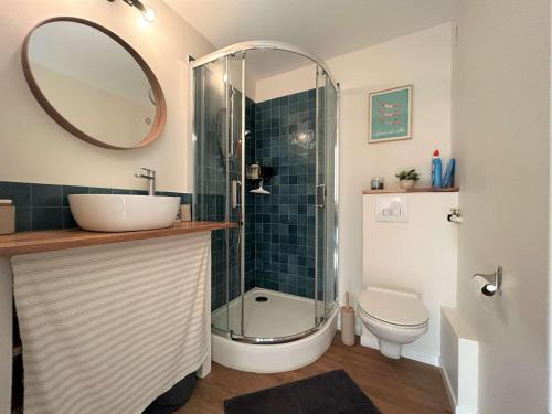 une salle de bain avec une douche, un lavabo et des toilettes dans l'établissement Studio fonctionnel 3 couchages, balcon, proche pistes et commodités - Serre Chevalier Vallée - FR-1-330F-235, à La Salle Les Alpes