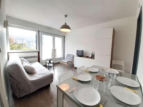 un salon avec une table et un canapé dans l'établissement Appartement T2 cabine pour 4 pers avec balcon, parking, sauna & jacuzzi - St Lary Soulan - FR-1-457-341, à Vignec