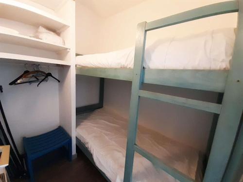 - 2 lits superposés dans un dortoir avec une échelle dans l'établissement Appartement T2 cabine pour 4 pers avec balcon, parking, sauna & jacuzzi - St Lary Soulan - FR-1-457-341, à Vignec