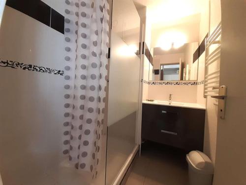 une salle de bain avec une douche avec des toilettes et un lavabo dans l'établissement Appartement T2 cabine pour 4 pers avec balcon, parking, sauna & jacuzzi - St Lary Soulan - FR-1-457-341, à Vignec