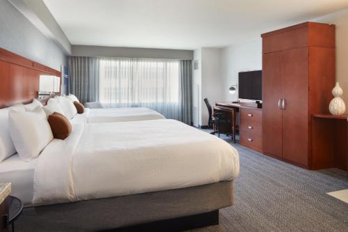 洛杉磯的住宿－洛杉磯LAX/世紀大道萬怡酒店，酒店客房设有一张大床和一张书桌。