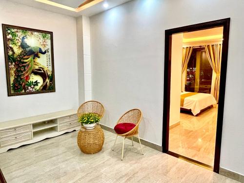 Cette chambre comprend un miroir, une chaise et un lit. dans l'établissement King Kong Homestay Hoi An, à Hội An