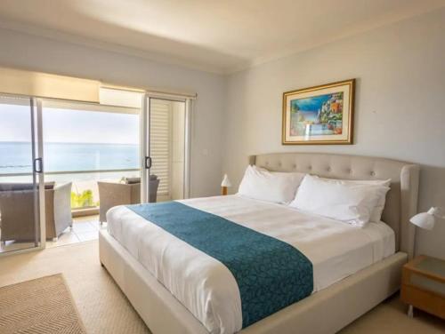 Una cama o camas en una habitación de Deep Blue 5