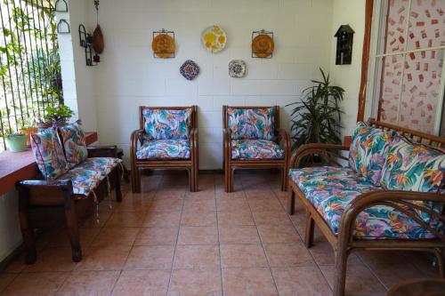 a room with chairs and plates on the wall at El paraíso de Apaneca in Apaneca