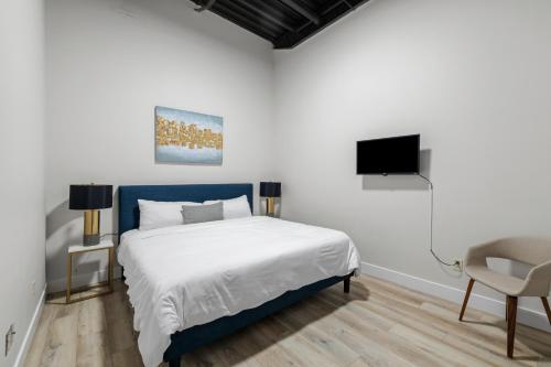 Ένα ή περισσότερα κρεβάτια σε δωμάτιο στο Art District Loft - 4BD/2BA Downtown SGF
