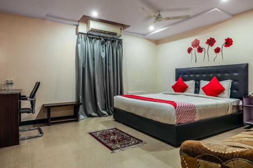 מיטה או מיטות בחדר ב-Super OYO Flagship Hotel Aditya Grand