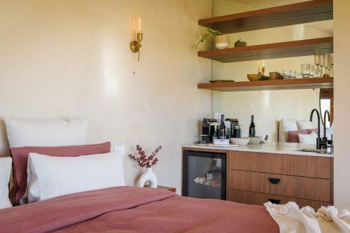 1 dormitorio con 1 cama y cocina en Rest Private Escape at BoxGrove, en Bathurst