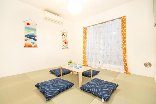 a living room with a table and two blue chairs at 両国駅前 in Tokyo