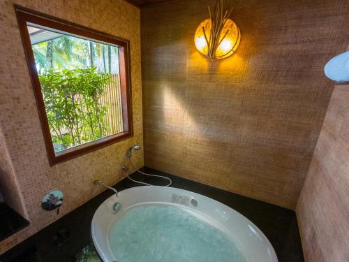 Ванная комната в Tup Kaek Sunset Beach Resort-SHA Plus