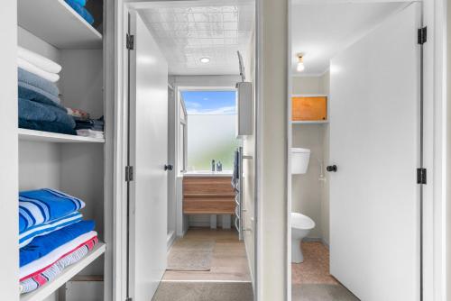 uma pequena casa de banho com WC e lavatório em Sun and Coast - Mangawhai Heads Holiday Home em Mangawhai