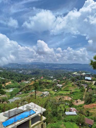 una vista desde la parte superior de un edificio en una colina en Haven Haus with Mountain View, en Baguio