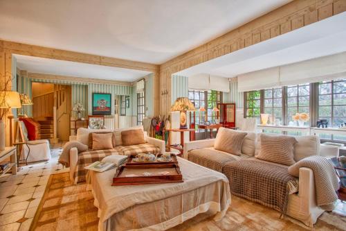 un salon avec un canapé et une table dans l'établissement L'Oasis - Deauville Centre - Garden, à Deauville