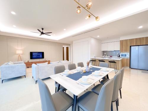 - une salle à manger et un salon avec une table et des chaises dans l'établissement D'Rapport Residences by Manhattan Plus, à Kuala Lumpur