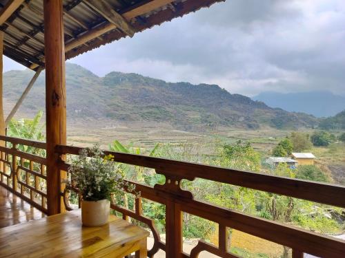 een tafel op een veranda met uitzicht op een berg bij Mành Homestay in Hong Ha