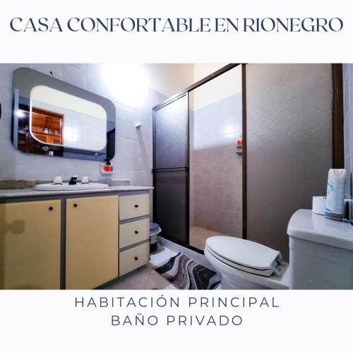 里奧內格羅的住宿－Casa Confortable en Rionegro - a 10 min del aeropuerto，浴室配有卫生间、盥洗盆和淋浴。