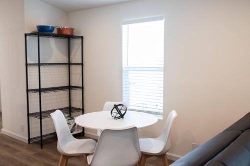a dining room with a white table and chairs at Modern 2-Bedroom Eucalyptus House in San Luis Obispo