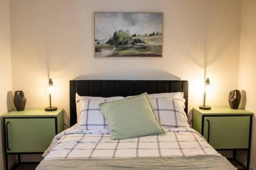 Modern 2-Bedroom Eucalyptus House tesisinde bir odada yatak veya yataklar
