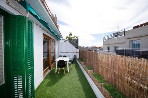 a small patio with a table on the side of a building at Hotel Casa Mas in Lloret de Mar