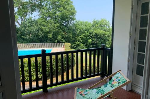 - un balcon avec vue sur la piscine dans l'établissement Apartment with swimming pool - near train station, à Villers-sur-Mer